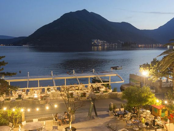 teren hotelu, restauracja, góry