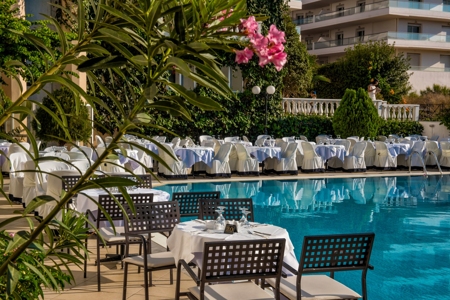 teren hotelu, basen, restauracja