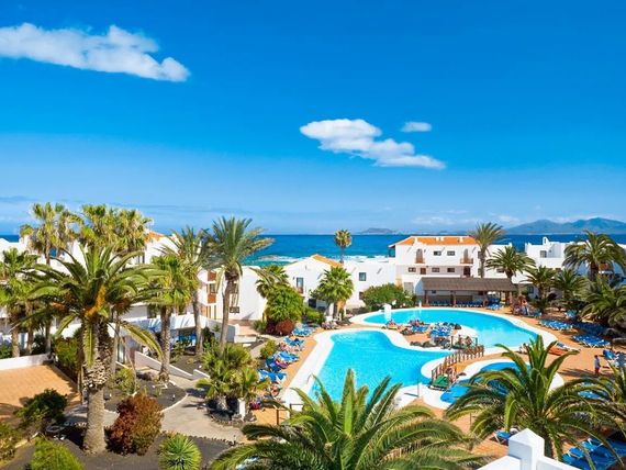 Hesperia Bristol Playa – basen na terenie kompleksu apartamentowego w Corralejo