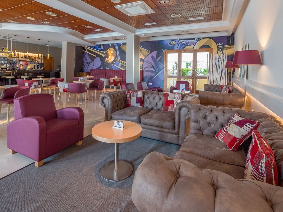 lobby bar