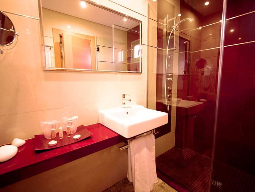 teren hotelu, łazienka