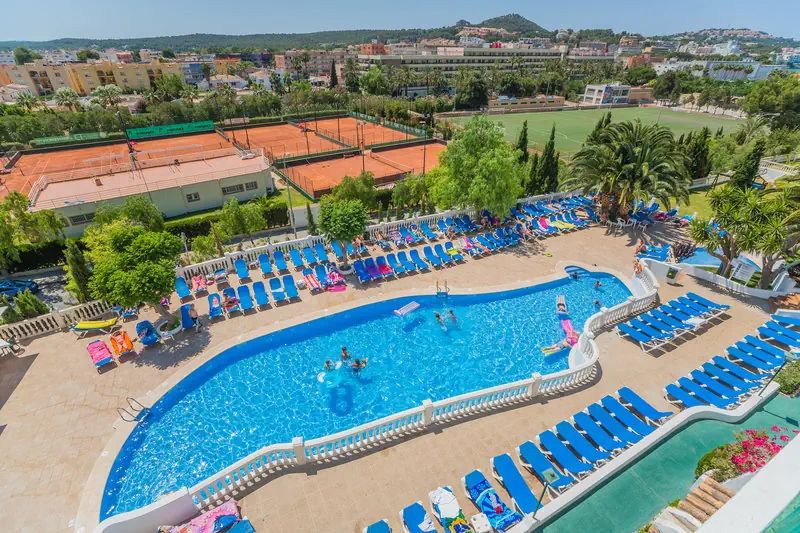 teren hotelu, korty tenisowe, basen