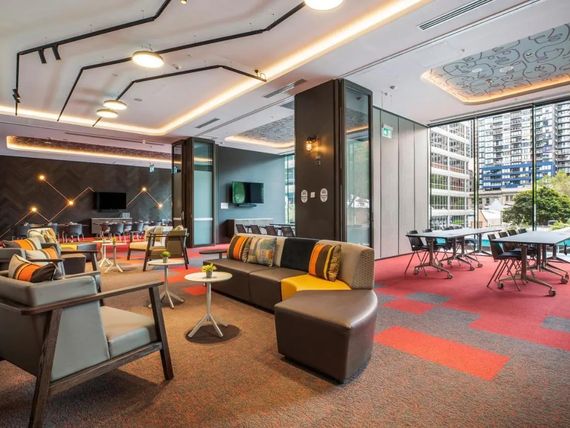 Holiday Inn Express Little Collins 4*