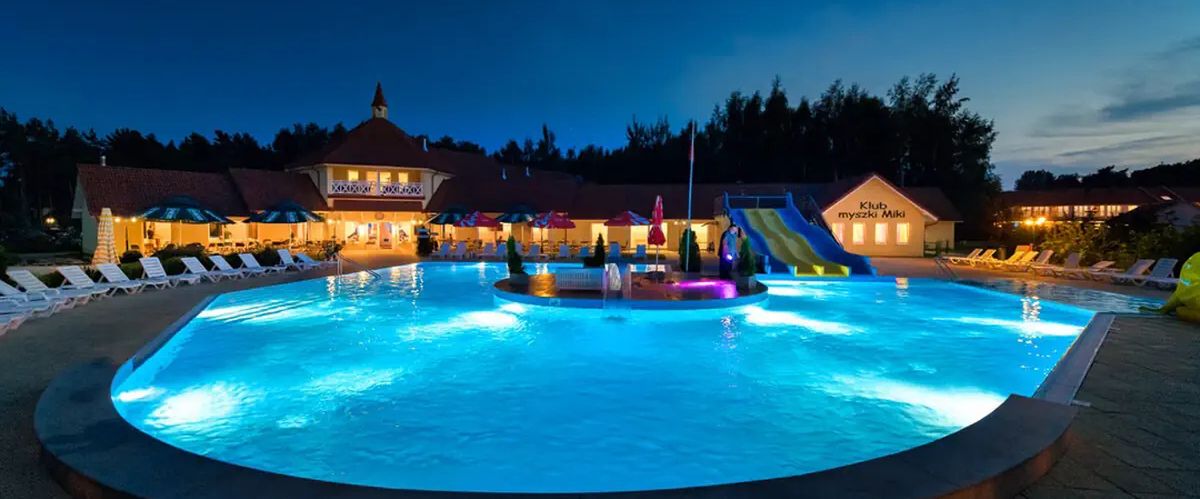 teren hotelu, basen, zjeżdżalnia