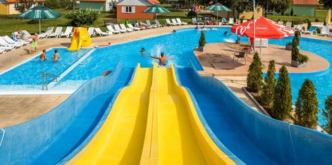 teren hotelu, basen, zjeżdżalnia