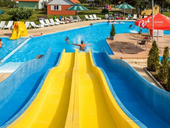 teren hotelu, basen, zjeżdżalnia