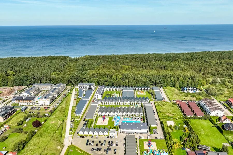 teren hotelu, basen, plac zabaw