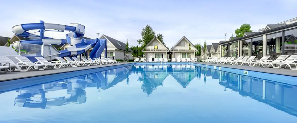 teren hotelu, basen, zjeżdżalnia