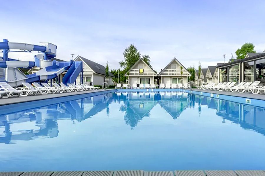 teren hotelu, basen, zjeżdżalnia