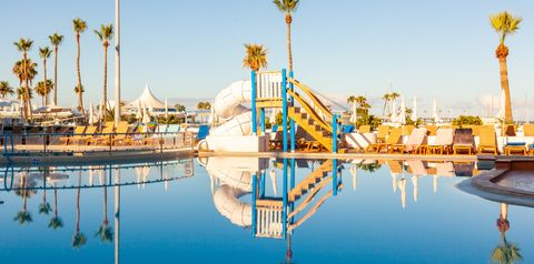 teren hotelu, basen, zjeżdżalnia