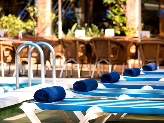 teren hotelu, basen, restauracja
