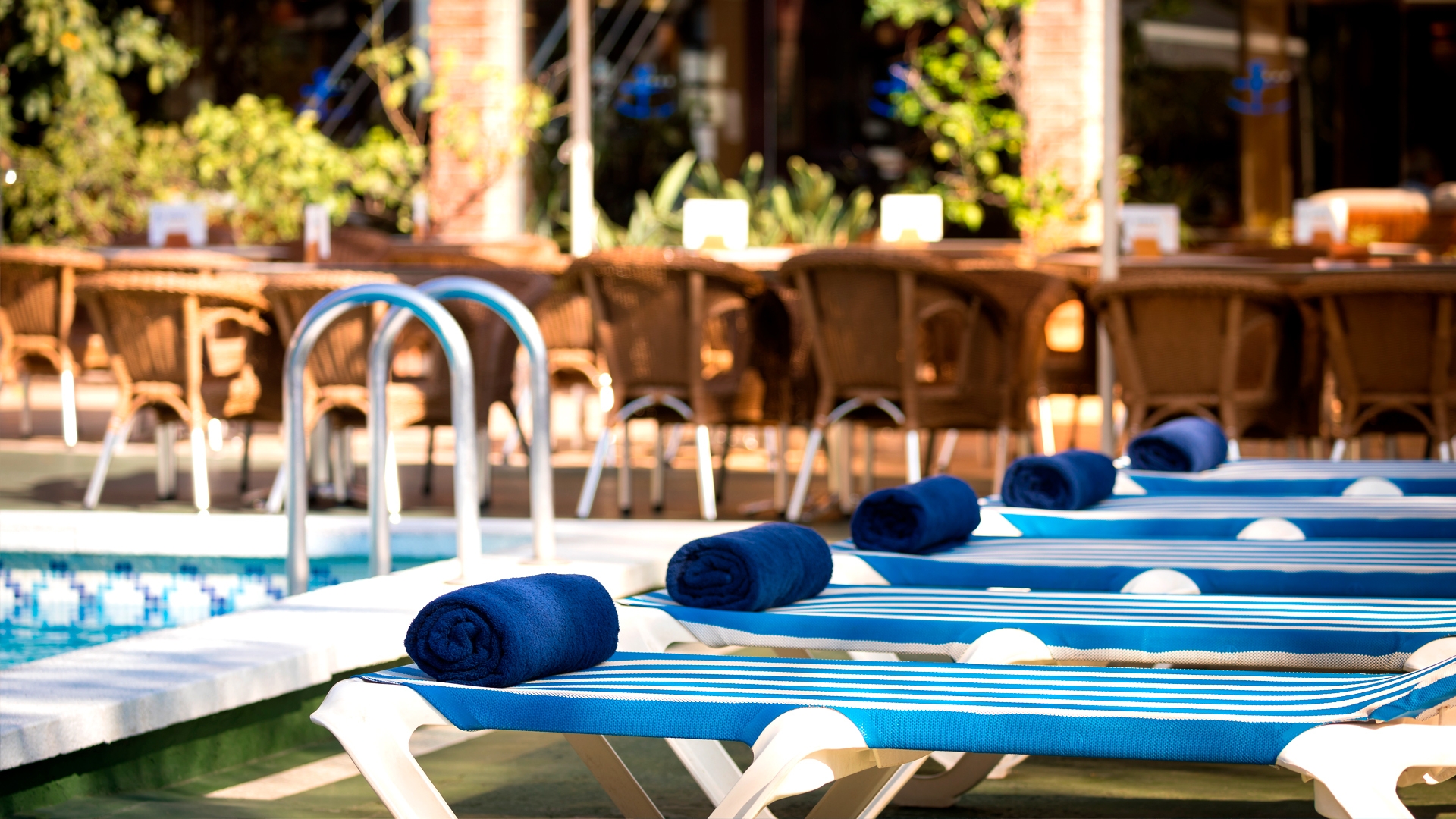 teren hotelu, basen, restauracja
