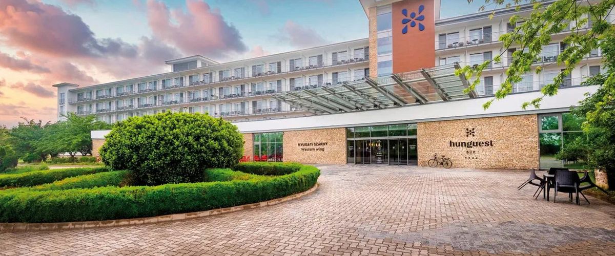 budynek główny, teren hotelu