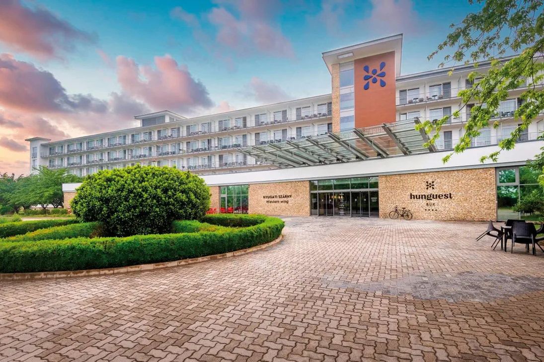 budynek główny, teren hotelu