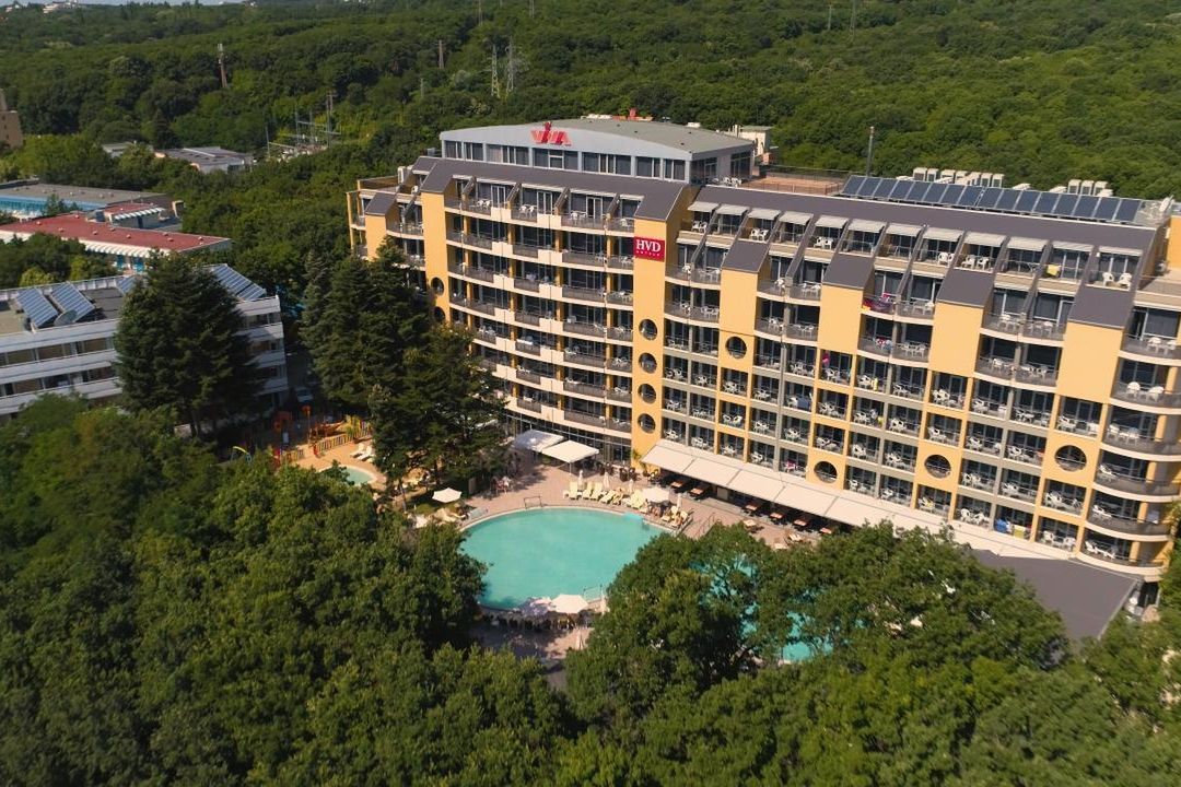 budynek główny, teren hotelu, basen