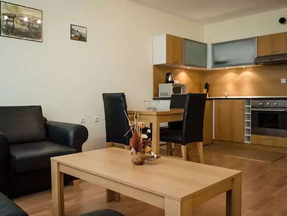 pokój, kuchnia / aneks kuchenny