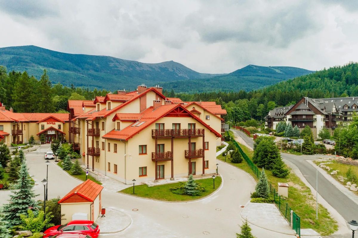 obiekt, budynek główny, teren hotelu