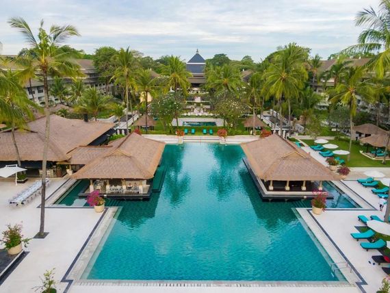 basen, teren hotelu