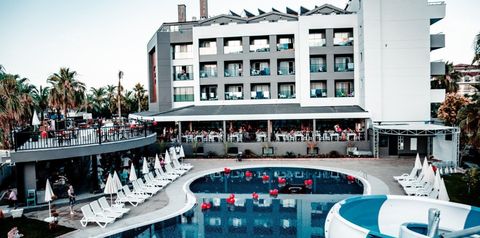 teren hotelu, basen, zjeżdżalnia