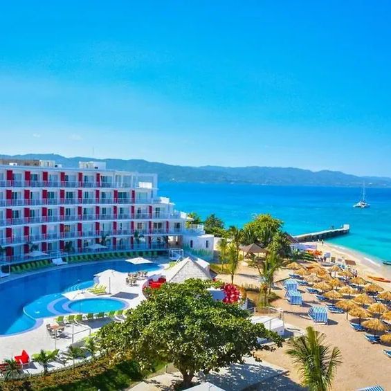 Grand Decameron Cornwall Beach