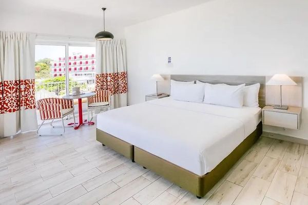 Grand Decameron Cornwall Beach