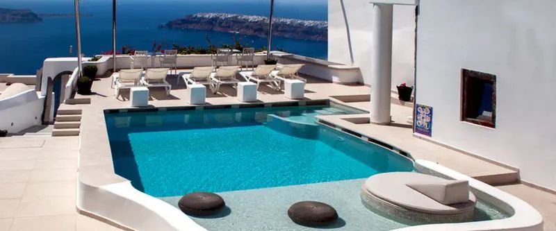 teren hotelu, basen, góry