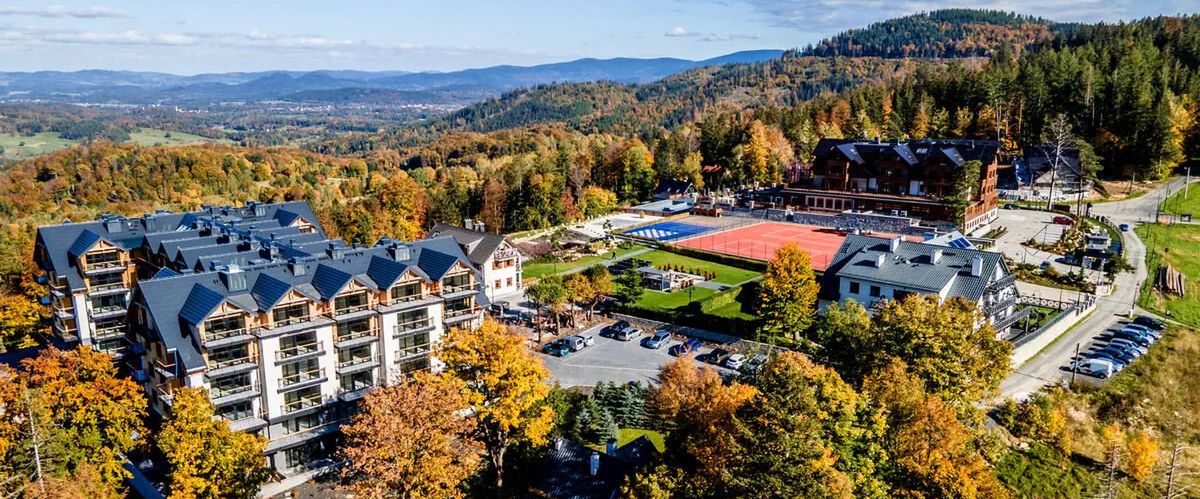 teren hotelu, korty tenisowe, góry