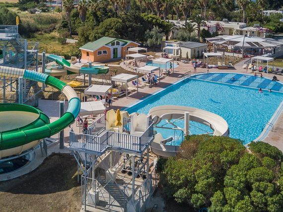 teren hotelu, basen, zjeżdżalnia