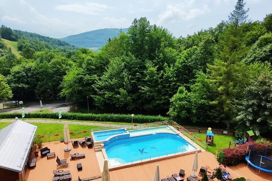 teren hotelu, basen, góry