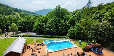 teren hotelu, basen, góry