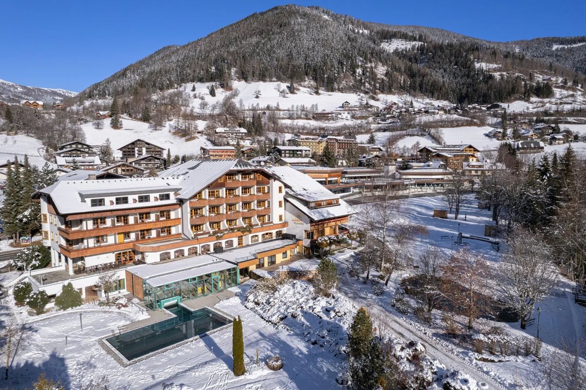 teren hotelu, budynek główny
