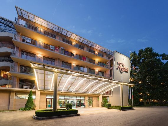 budynek główny, teren hotelu