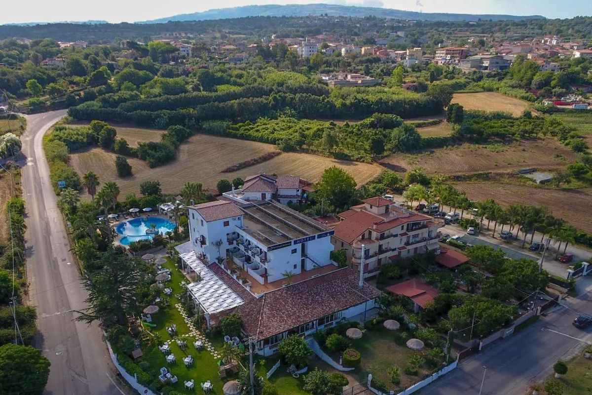 teren hotelu, budynek główny, obiekt