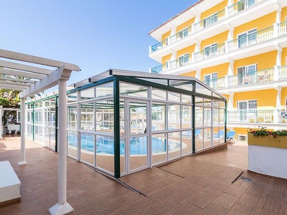 basen, teren hotelu, budynek główny