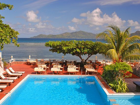 Basen i tropikalny teren La Digue Island Lodge na wyspie La Digue