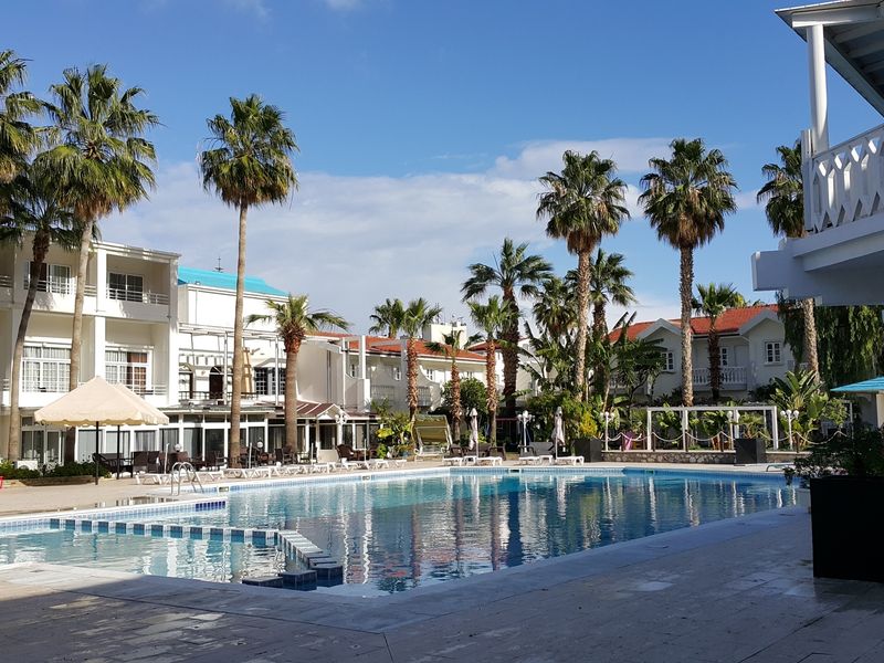 La Hotel & Resort