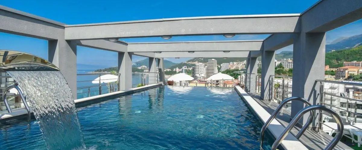 teren hotelu, basen, góry