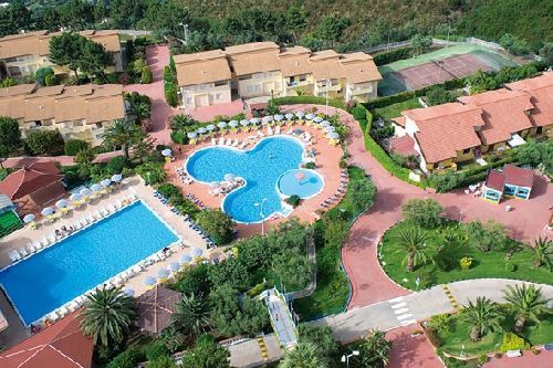 teren hotelu, korty tenisowe, basen