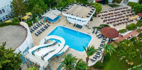 teren hotelu, basen, zjeżdżalnia