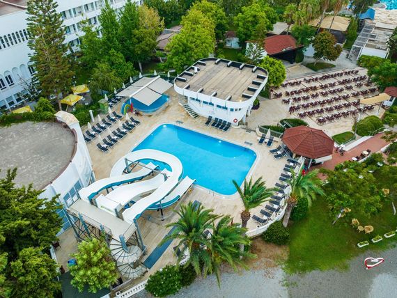 teren hotelu, basen, zjeżdżalnia