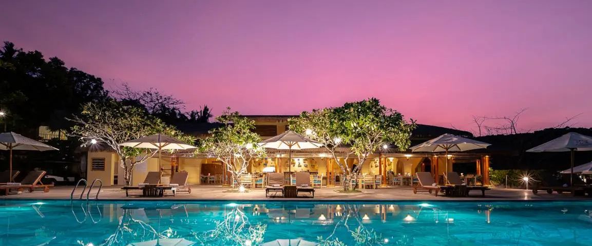 teren hotelu, basen, restauracja