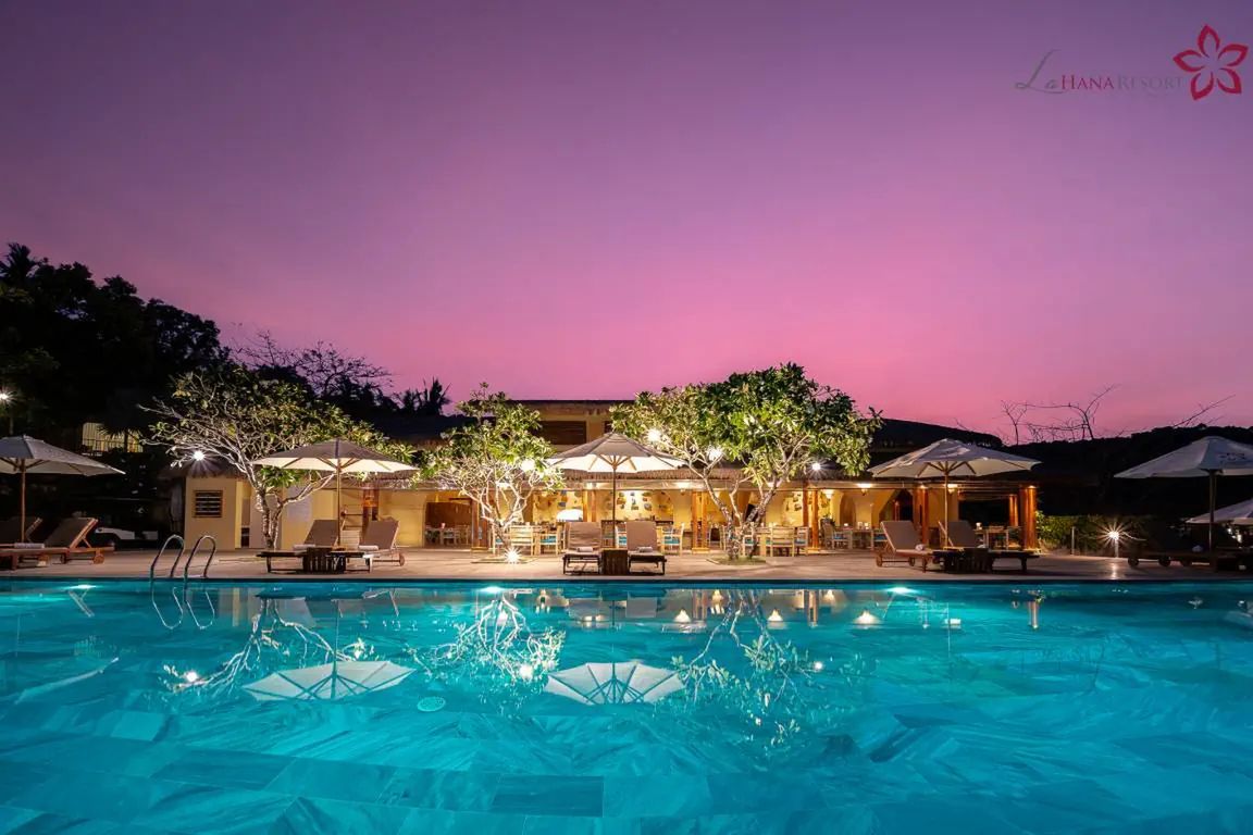 teren hotelu, basen, restauracja