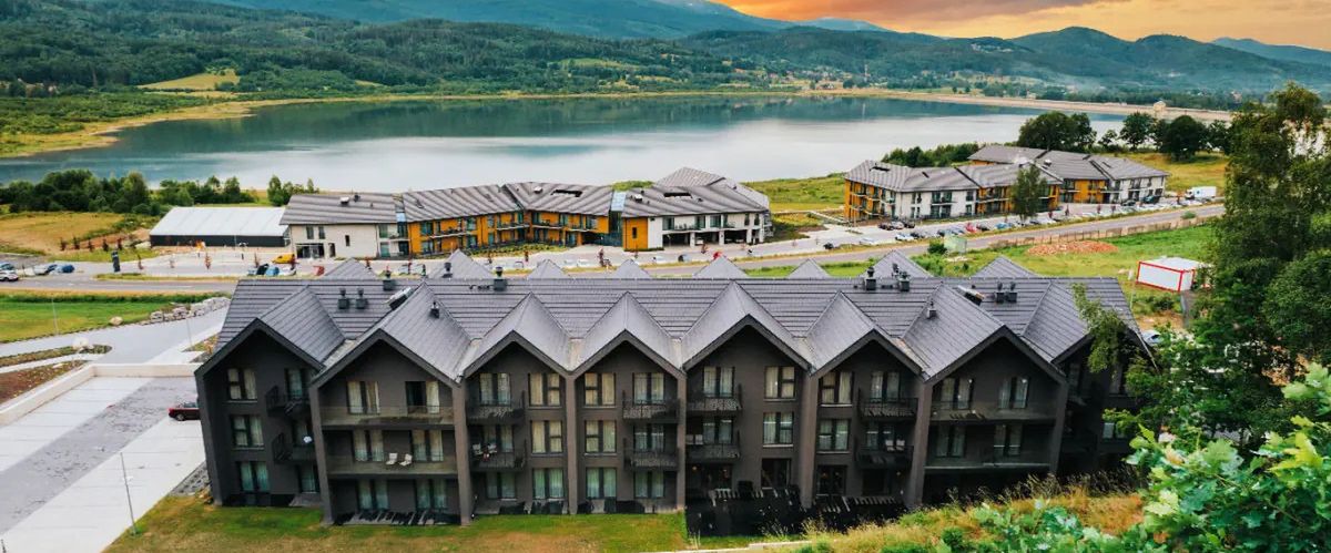 budynek główny, teren hotelu