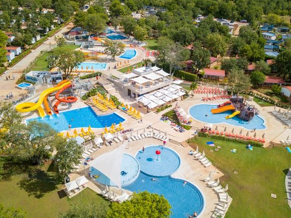 teren hotelu, basen, aquapark