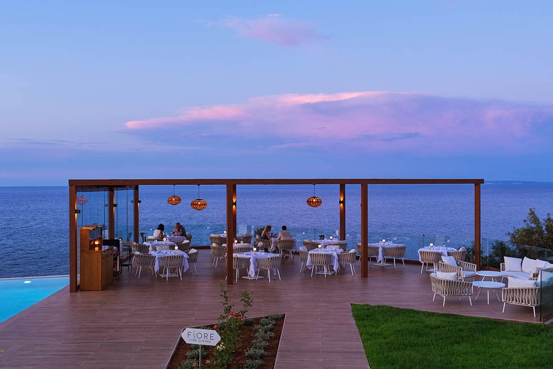 teren hotelu, basen, restauracja