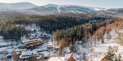 teren hotelu, wyciągi narciarskie, góry