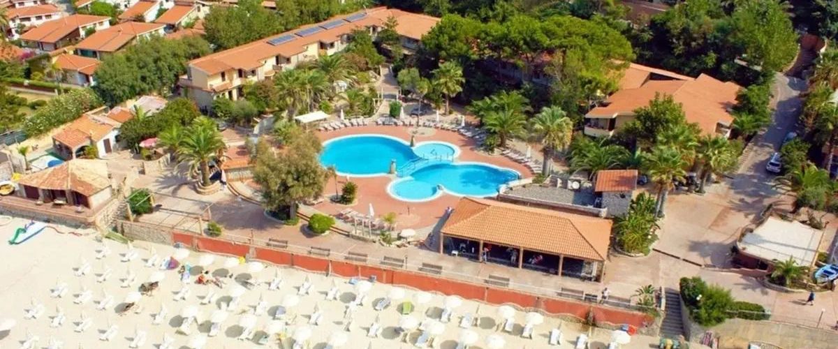 basen, teren hotelu, budynek główny