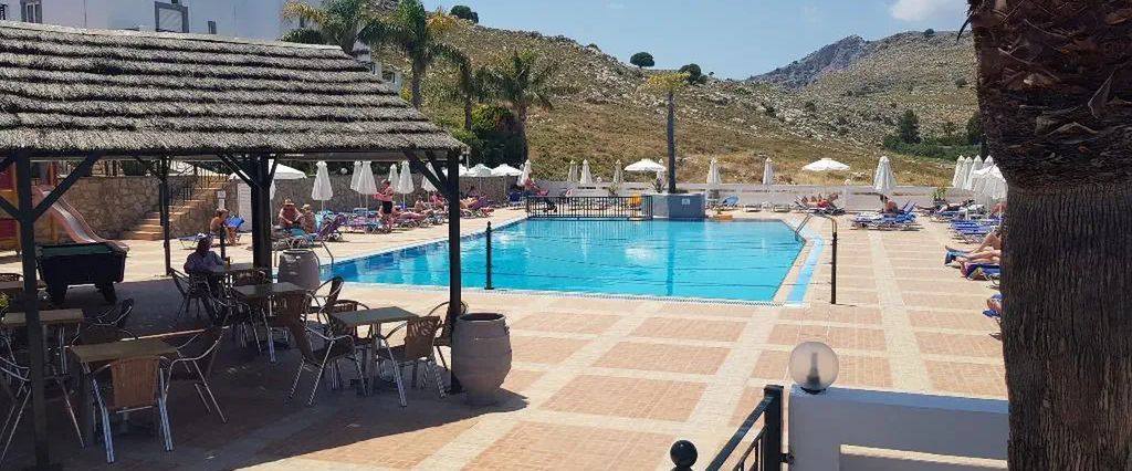 teren hotelu, basen, góry