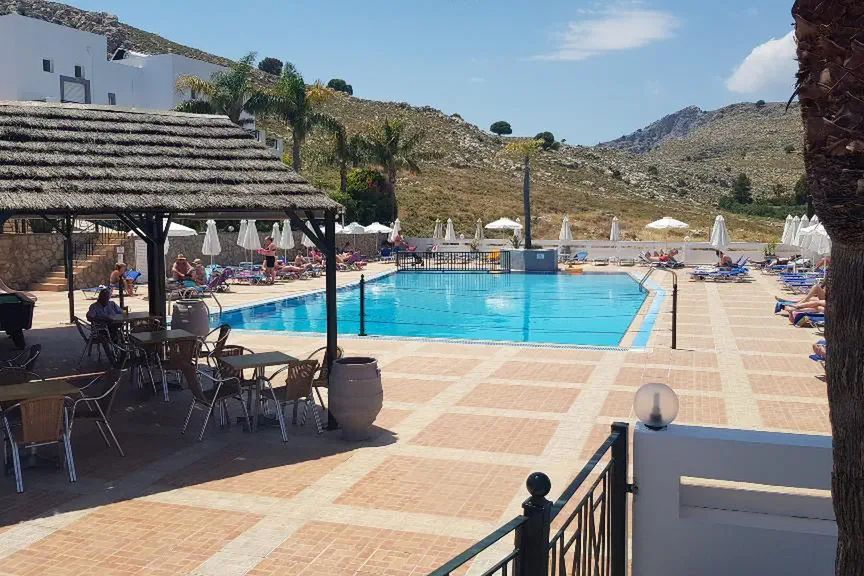 teren hotelu, basen, góry