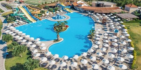 teren hotelu, basen, zjeżdżalnia